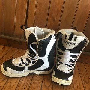Snowboard boots